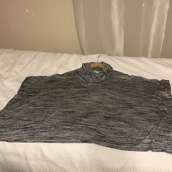 Splendid poncho, size medium, very soft material - Picture 5 of 8